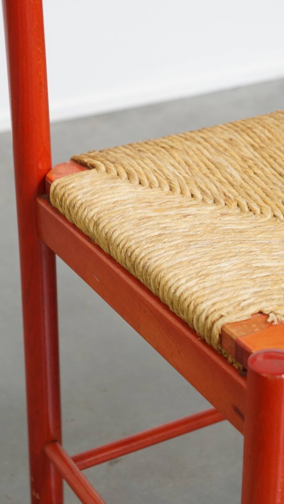 Image 1 of 2 x Sedia vintage rossa in legno degli anni '70 con seduta in vimini intrecciato