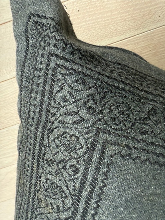 Image 1 of Großes graues Bodenkissen mit schwarzem Paisley-Rand