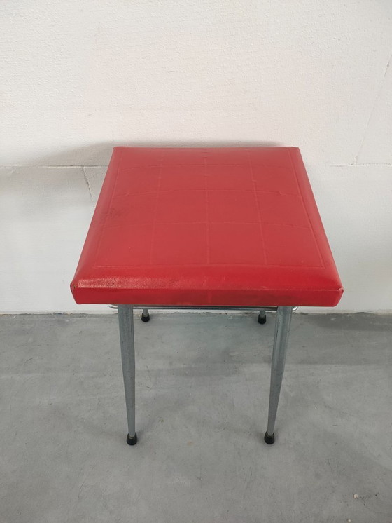 Image 1 of Sgabello industriale vintage anni '60/'70 con sedile in similpelle rossa.