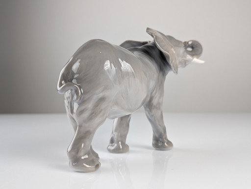 Eléphant en porcelaine de Peter Herold pour Royal Copenhagen, 1915