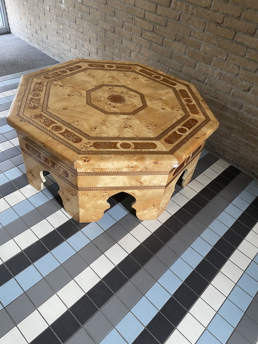 Table basse unique de style marocain à 8 côtés, fabriquée sur commande, d'où son prix.