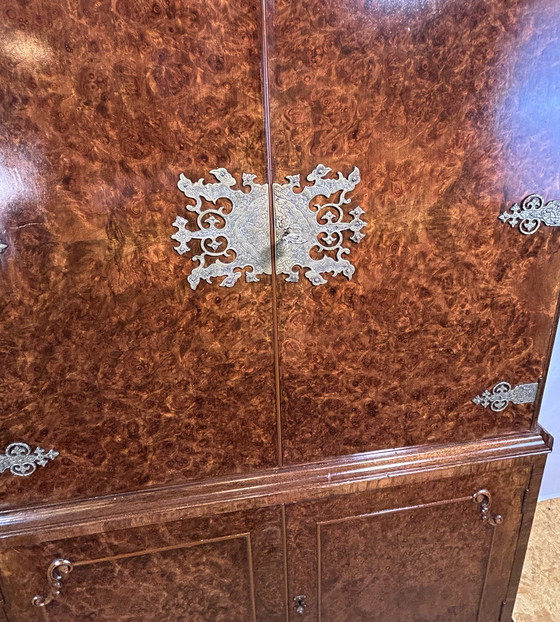 Image 1 of Mid-20th Century Burr Walnut Drinks Cabinet - Art Deco Eleganz trifft Queen Anne Charme
