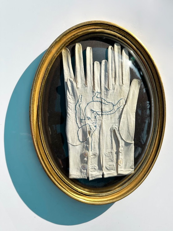 Image 1 of Tableau vintage "broderie sur gants de cuir" cadre ovale en bois doré par Sophie Lecha