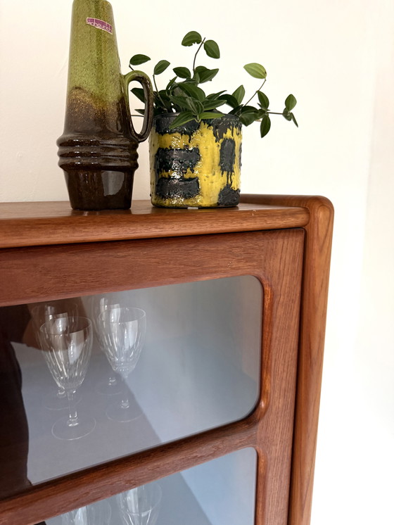 Image 1 of Vetrina vintage galleggiante in teak, Dyrlund '70