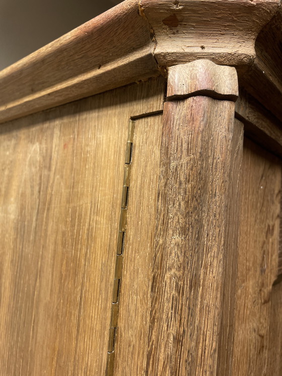 Image 1 of Armoire ancienne en bois massif nécessitant quelques réparations.