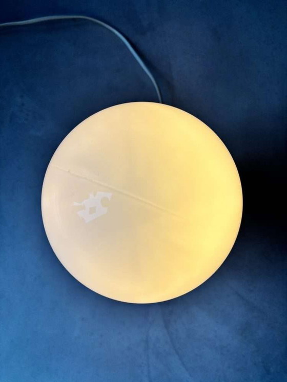 Image 1 of Minimalistische spiraal tafellamp jaren 80 met melkglas kap