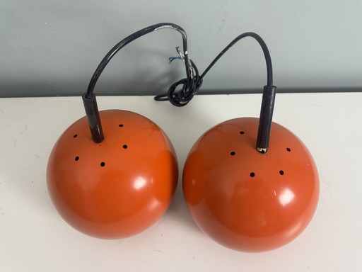Satz von 2 orangefarbenen Space Age Globe Pendelleuchten 1970er Jahre