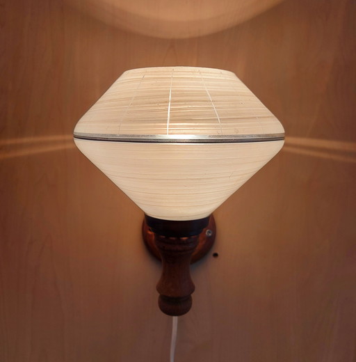 Vintage wandlamp hout met melkglazen kap