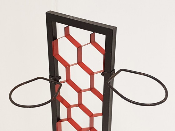 Image 1 of Vintage plantenstandaard/pottenhouder/plantenbak van zwart en rood metaal uit de jaren 60