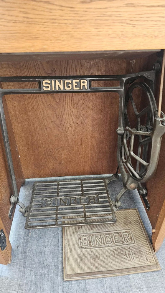 Machine À Coudre Singer De 1956 Avec Meuble En Bois Et Pédalier D’origine – Vintage Mid-Century – Commodes (photo 9 of 11)