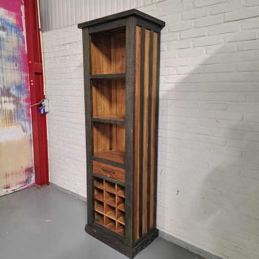 Armoire à vin en bois avec rangement