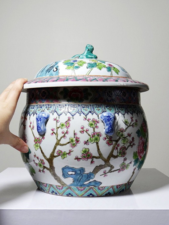Image 1 of Large covered Chinese porcelain pot, floral famille rose decoration, 20th century