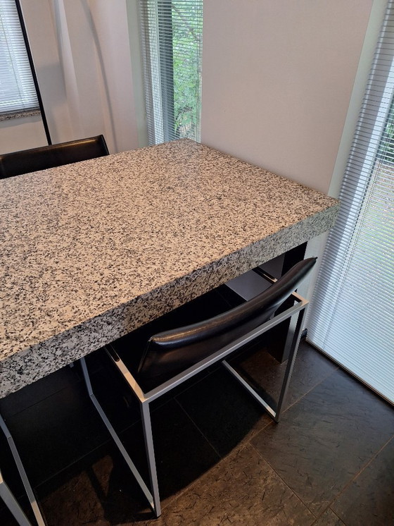 Image 1 of Mesa de comedor de granito con patas de acero inoxidable