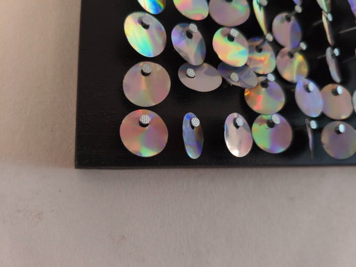 Mosaik aus Aluminiumdosen mit holografischem Effekt