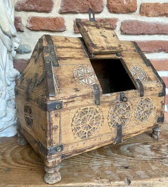 Image 1 of 19e-eeuwse mediterrane houten kist met houtsnijwerk en smeedijzeren beslag