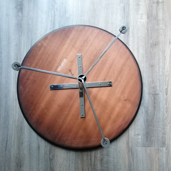 Image 1 of Table basse design vintage Midcentury en bois de teck rond. Fabriquée en Allemagne.
