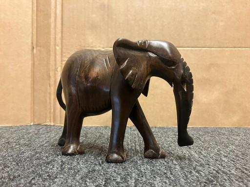 Éléphant en bois massif