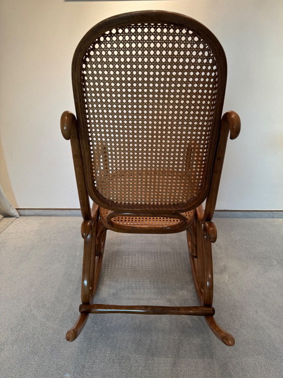 Original Thonet Rocking Chair Modell 825 (Year 1966) – Excellent Condition – Wood (photo 4 of 9)