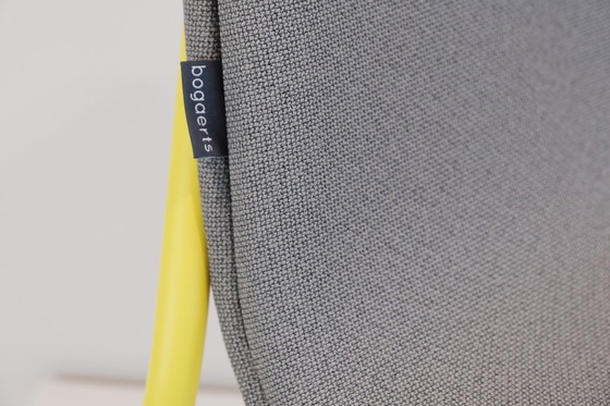 Image 1 of Bogaerts stapelbarer Freischwinger mit gelbem Gestell und grauer Polsterung