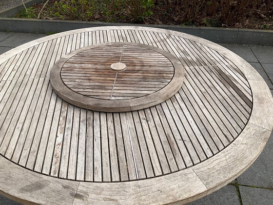Image 1 of Ronde houten tuintafel met draaiplateau