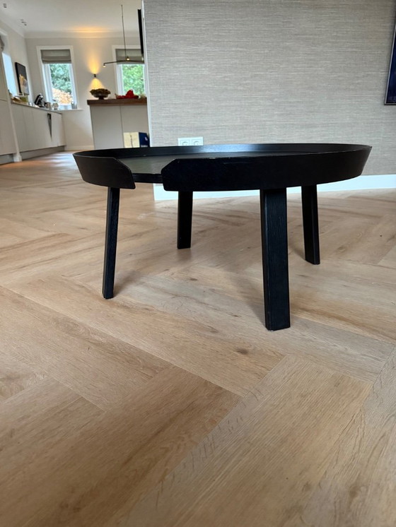 Image 1 of Mesa de centro Muuto Around, versión grande, negra, en buen estado (Ø72 cm, H37,5 cm)