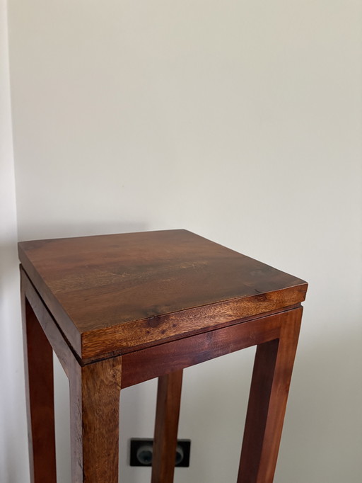 Mesa auxiliar alta/estante de columna de madera de teca antigua – Indonesia