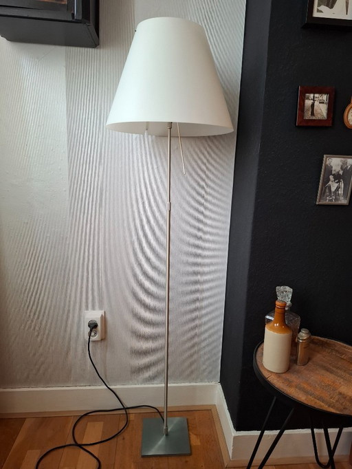 Lampadaire Constanza par Luceplan. Pied télescopique en aluminium avec interrupteur marche/arrêt