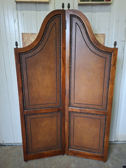 Paravent classique en deux parties avec revêtement en cuir, dimensions 122 cm de large et 210 cm de haut.