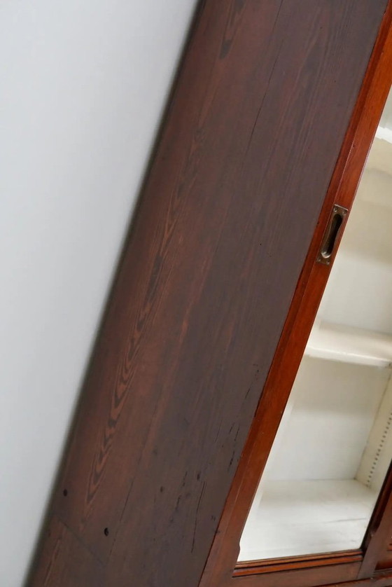 Image 1 of Grand meuble d'apothicaire/vitrine ancien belge en pin pitchpin, vers 1900