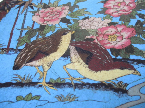 Image 1 of Plat cloisonné de la fin du XIXe siècle à décor raffiné, diamètre 30 cm.