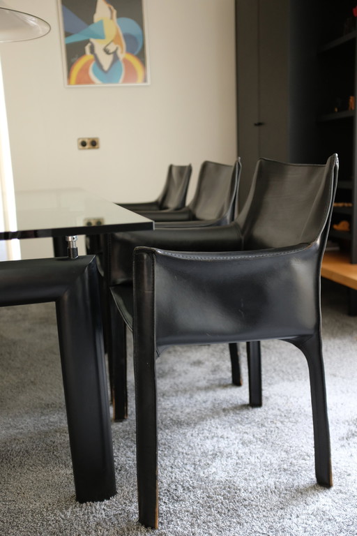Table Cassina LC6 avec 6x Cassina CAB413 fateuils noirs