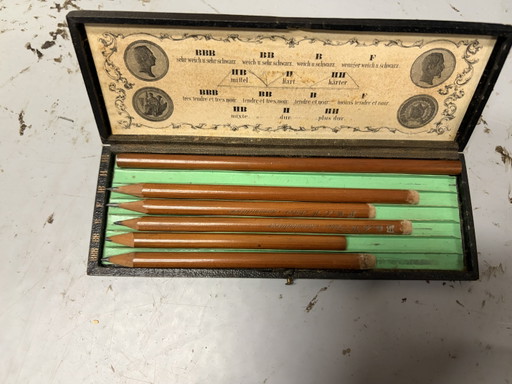 Es una caja de lápices antigua de A.W. Faber (ahora Faber-Castell). – decoratieve objecten, Paper, Wood (photo 2 of 5)
