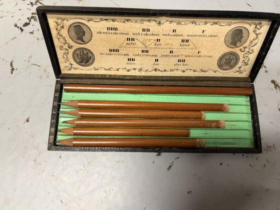 Es una caja de lápices antigua de A.W. Faber (ahora Faber-Castell). – a w Faber, Objetos decorativos, Paper (photo 2 of 5)