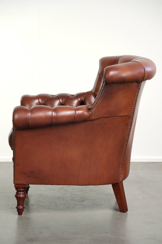 Kwalitatief zeer goede cognac kleurige rundleren chesterfield armchair in Engelse stijl met een tijdloos (photo 5 of 12)