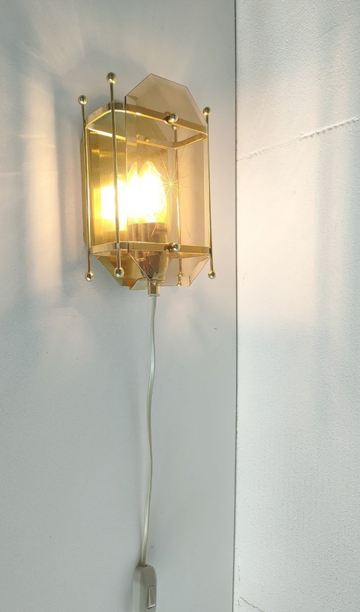 Lámpara de pared vintage escandinava de los años 70, estilo 'Hollywood Regency', color dorado.