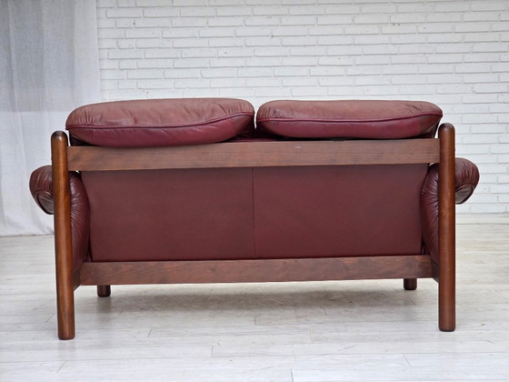 Image 1 of Schwedisches 2-Sitzer-Sofa aus den 1970er Jahren, braunes Leder mit Patina, dunkles Buchenholz.