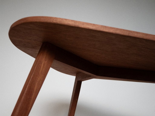 ZWAARD Couchtisch, handgefertigt aus massivem Meranti-Holz