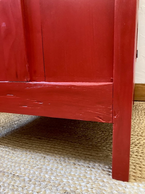 Image 1 of Kledingkast met glazen front, gemaakt van massief grenenhout.