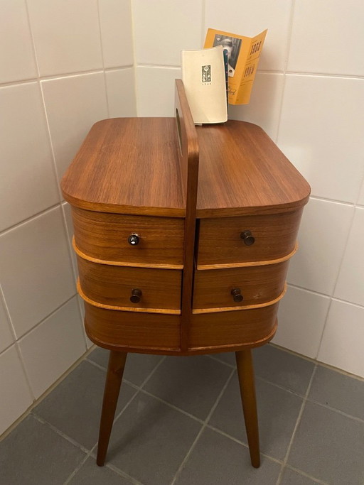 Teakhouten Naaikastje. Mid-Century, Scandinavisch Design. Unieke Tijdcapsule uit deze tijd door de Oorspronkelijke Inhoud 