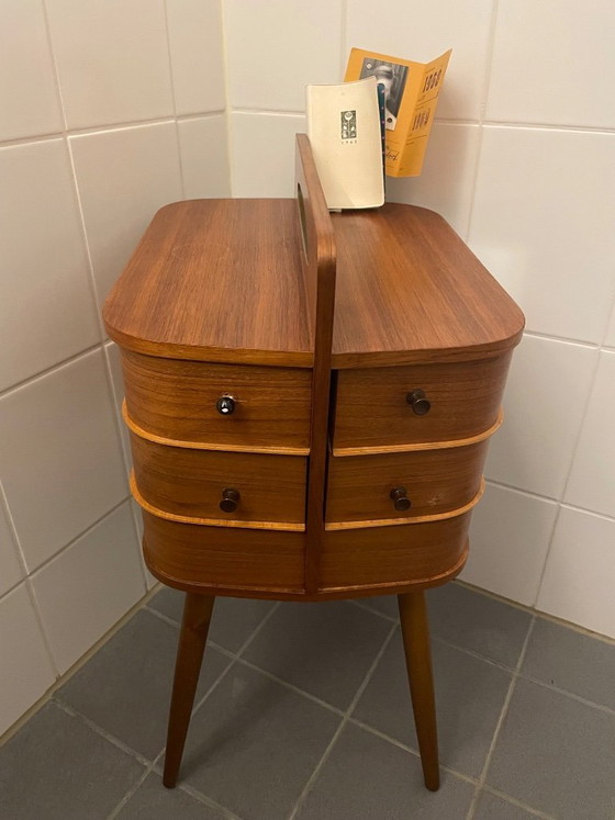 Image 1 of Teakhouten Naaikastje. Mid-Century, Scandinavisch Design. Unieke Tijdcapsule uit deze tijd door de Oorspronkelijke Inhoud 