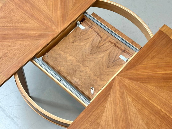 Image 1 of Tavolo rotondo allungabile in legno di ciliegio con impiallacciatura a stella, anni '50