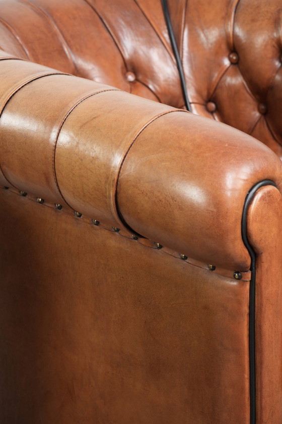 Image 1 of 2 Chesterfield-Clubsessel im englischen Stil mit Schaffellbezug in gutem Zustand