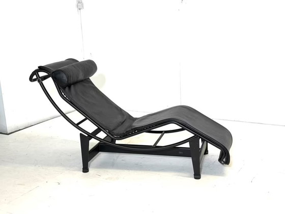 Image 1 of Chaise longue LC4 en cuir de Charlotte Perriand pour Cassina
