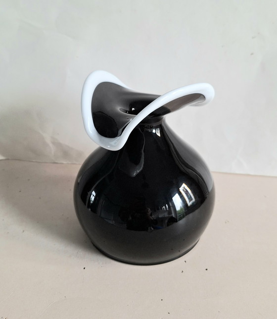 Image 1 of Jerzy Stuczan Orkusz design Glassware Poland. Vase noir avec col blanc. Type Napoléon Huta.