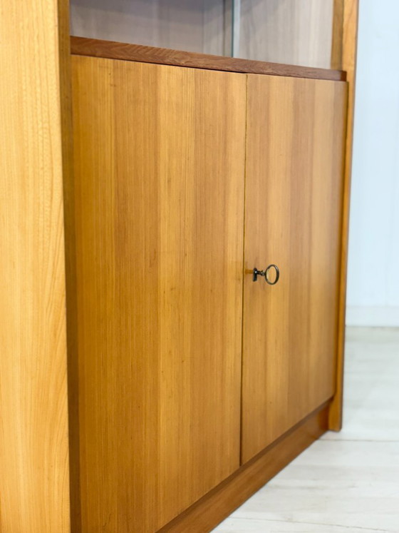 Image 1 of Vitrinekast/hoge kast uit het midden van de 20e eeuw – Vintage highboard uit de jaren 60 – Iepenhout