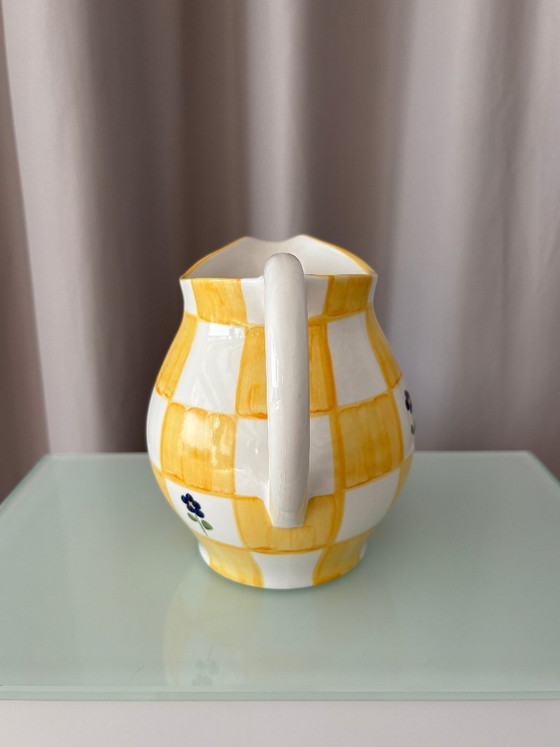 Brocca in ceramica Cottagecore dipinta a mano – Quadri gialli e fiori blu – Accessori da cucina (photo 4 of 11)