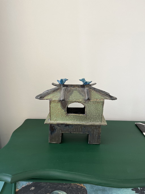 House with birds on the roof (Han Dynasty replica)