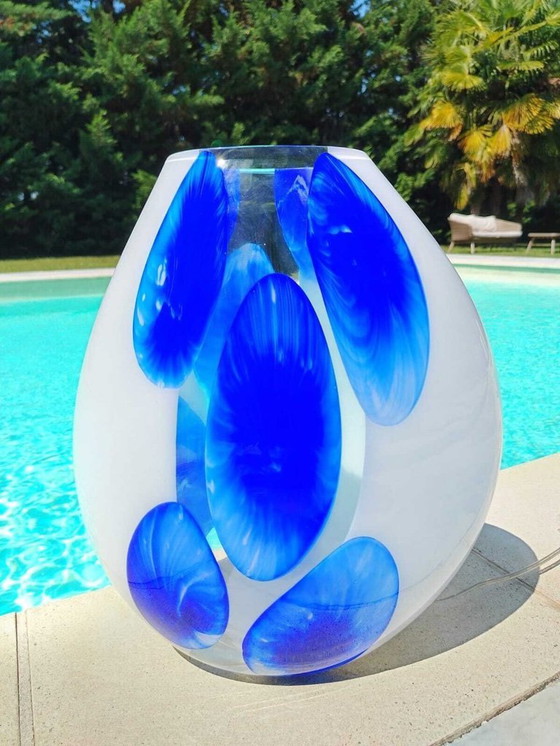 Image 1 of Lampada da tavolo in vetro di Murano soffiato a mano bianco opalescente con decori incalmo blu cobalto