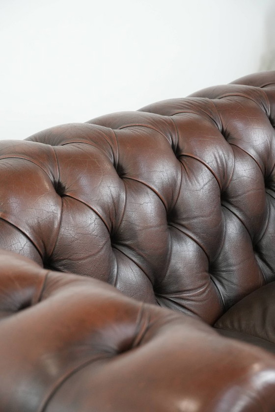 Image 1 of Canapé Chesterfield vintage 2 places en cuir de vachette marron foncé, de style anglais