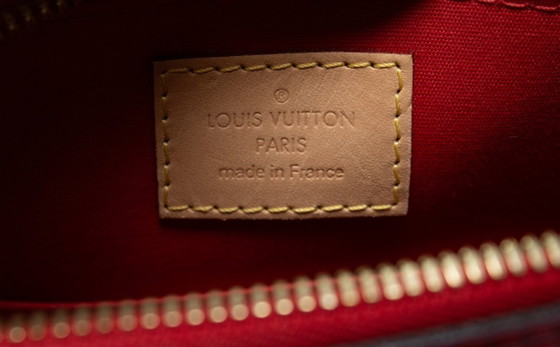 Louis Vuitton, Monogram Vernis Alma BB in Cerise – Top handle bags, Calfskin (photo 10 of 13)